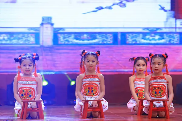 Luannan County - 29 Ocak 2019: Sahnede Çocuk Dansı Performansı, Luannan County, Hebei Eyaleti, Çin