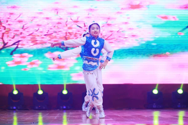 Луаннань Января 2019 Года Детское Танцевальное Представление Сцене Уезд Луаннань — стоковое фото