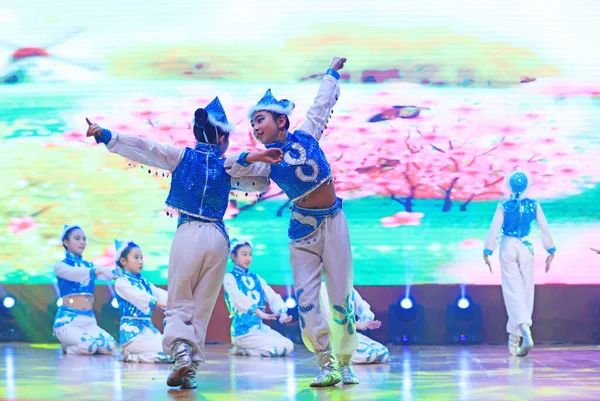 Луаннань Января 2019 Года Детское Танцевальное Представление Сцене Уезд Луаннань — стоковое фото