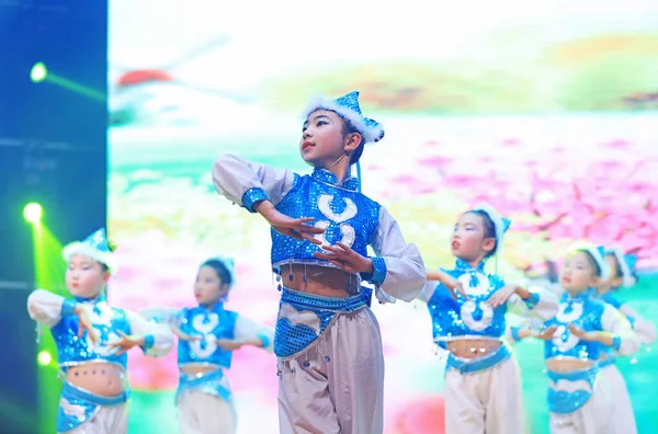 Луаннань Января 2019 Года Детское Танцевальное Представление Сцене Уезд Луаннань — стоковое фото