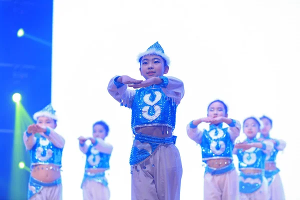 Луаннань Января 2019 Года Детское Танцевальное Представление Сцене Уезд Луаннань — стоковое фото