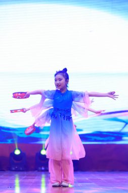Luannan County - 29 Ocak 2019: Sahnede Çocuk Dansı Performansı, Luannan County, Hebei Eyaleti, Çin