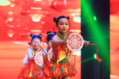 Luannan County - 29 Ocak 2019: Sahnede Çocuk Dansı Performansı, Luannan County, Hebei Eyaleti, Çin