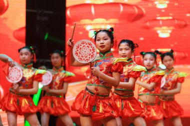 Luannan County - 29 Ocak 2019: Sahnede Çocuk Dansı Performansı, Luannan County, Hebei Eyaleti, Çin