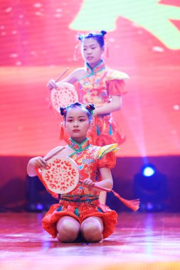 Luannan County - 29 Ocak 2019: Sahnede Çocuk Dansı Performansı, Luannan County, Hebei Eyaleti, Çin
