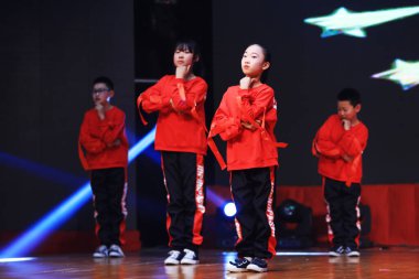 Luannan County - 29 Ocak 2019: Sahnede Çocuk Dansı Performansı, Luannan County, Hebei Eyaleti, Çin