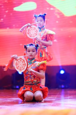 Luannan County - 29 Ocak 2019: Sahnede Çocuk Dansı Performansı, Luannan County, Hebei Eyaleti, Çin