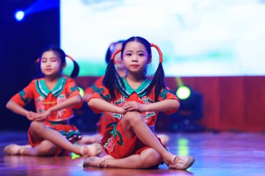Luannan County - 29 Ocak 2019: Sahnede Çocuk Dansı Performansı, Luannan County, Hebei Eyaleti, Çin