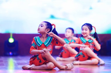 Luannan County - 29 Ocak 2019: Sahnede Çocuk Dansı Performansı, Luannan County, Hebei Eyaleti, Çin