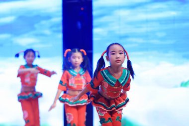 Luannan County - 29 Ocak 2019: Sahnede Çocuk Dansı Performansı, Luannan County, Hebei Eyaleti, Çin