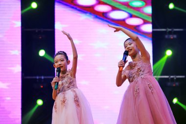 Luannan County - 29 Ocak 2019: Çin 'in Hebei Eyaleti, Luannan İlçesi' nde çocuk şarkısı performansı