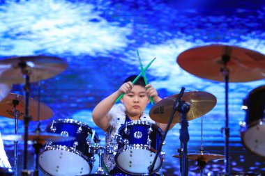 Luannan County - 29 Ocak 2019: Çocuklar Hebei Eyaleti, Chin 'deki Luannan County' de sahnedeki raflarda davul çalıyorlar.