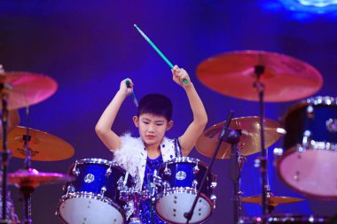 Luannan County - 29 Ocak 2019: Çocuklar Hebei Eyaleti, Chin 'deki Luannan County' de sahnedeki raflarda davul çalıyorlar.