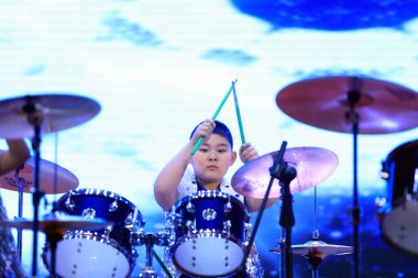 Luannan County - 29 Ocak 2019: Çocuklar Hebei Eyaleti, Chin 'deki Luannan County' de sahnedeki raflarda davul çalıyorlar.