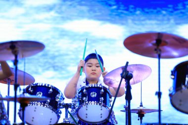 Luannan County - 29 Ocak 2019: Çocuklar Hebei Eyaleti, Chin 'deki Luannan County' de sahnedeki raflarda davul çalıyorlar.