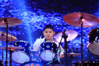 Luannan County - 29 Ocak 2019: Çocuklar Hebei Eyaleti, Chin 'deki Luannan County' de sahnedeki raflarda davul çalıyorlar.