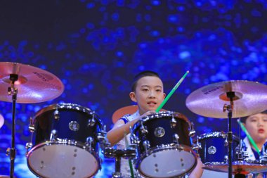 Luannan County - 29 Ocak 2019: Çocuklar Hebei Eyaleti, Chin 'deki Luannan County' de sahnedeki raflarda davul çalıyorlar.