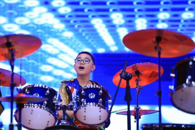 Luannan County - 29 Ocak 2019: Çocuklar Hebei Eyaleti, Chin 'deki Luannan County' de sahnedeki raflarda davul çalıyorlar.