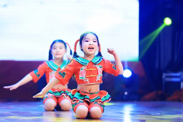Luannan County - 29 Ocak 2019: Sahnede Çocuk Dansı Performansı, Luannan County, Hebei Eyaleti, Çin