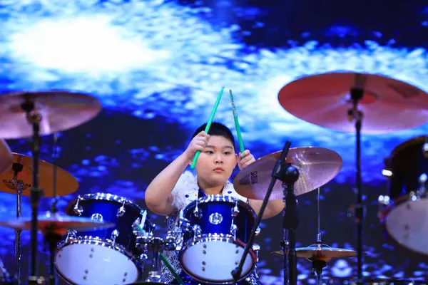 Luannan County - 29 Ocak 2019: Çocuklar Hebei Eyaleti, Chin 'deki Luannan County' de sahnedeki raflarda davul çalıyorlar.