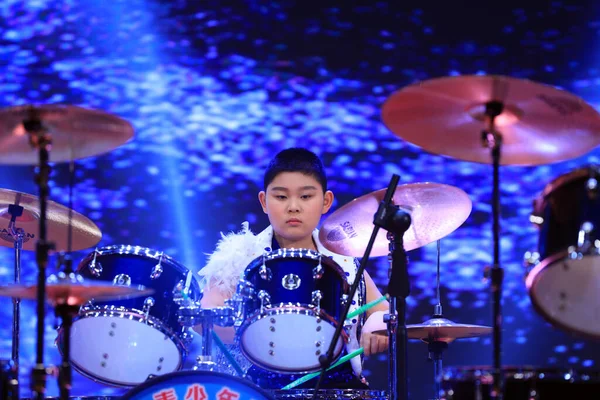 Luannan County - 29 Ocak 2019: Çocuklar Hebei Eyaleti, Chin 'deki Luannan County' de sahnedeki raflarda davul çalıyorlar.