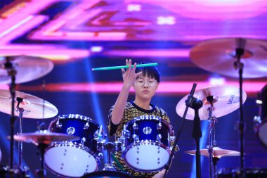 Luannan County - 29 Ocak 2019: Çocuklar Hebei Eyaleti, Chin 'deki Luannan County' de sahnedeki raflarda davul çalıyorlar.