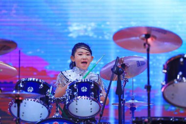 Luannan County - 29 Ocak 2019: Çocuklar Hebei Eyaleti, Chin 'deki Luannan County' de sahnedeki raflarda davul çalıyorlar.