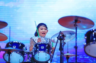 Luannan County - 29 Ocak 2019: Çocuklar Hebei Eyaleti, Chin 'deki Luannan County' de sahnedeki raflarda davul çalıyorlar.