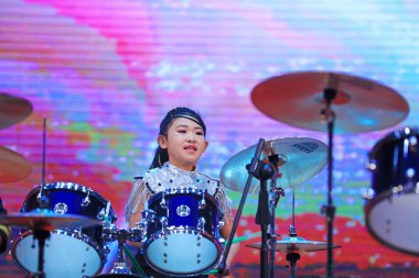 Luannan County - 29 Ocak 2019: Çocuklar Hebei Eyaleti, Chin 'deki Luannan County' de sahnedeki raflarda davul çalıyorlar.