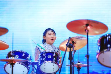 Luannan County - 29 Ocak 2019: Çocuklar Hebei Eyaleti, Chin 'deki Luannan County' de sahnedeki raflarda davul çalıyorlar.