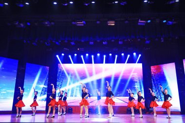 Luannan County - 29 Ocak 2019: Çocuklar Latin dansı gösterisi, Luannan County, Hebei Eyaleti, Çin