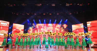 Luannan County - 29 Ocak 2019: Sahne, Luannan County, Hebei Eyaleti, Çin 'de çocuk dans gösterisi