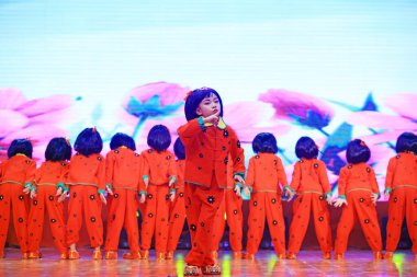 Luannan County - 29 Ocak 2019: Sahne, Luannan County, Hebei Eyaleti, Çin 'de çocuk dans gösterisi