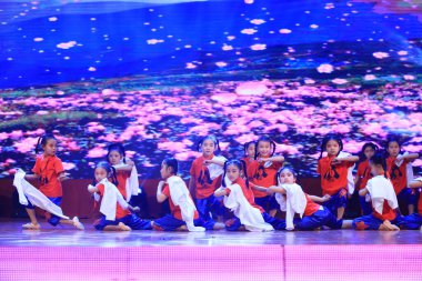 Luannan County - 29 Ocak 2019: Sahne, Luannan County, Hebei Eyaleti, Çin 'de çocuk dans gösterisi