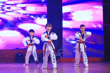 Luannan County - 29 Ocak 2019: Çocuklar Wushu Kungfu Sahne Performansı, Luannan County, Hebei Eyaleti, Çin