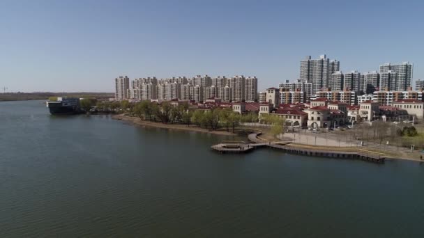 Luchtfoto Van Stadsarchitectuur Aan Het Water Noord China — Stockvideo
