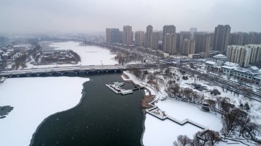Rıhtım şehrinin karlı manzarası, hava fotoğrafı.