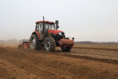 Tohum eken eker, Kuzey Çin 'de.