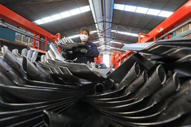 LUANNAN COUNTY - 27 Şubat 2020: Çelik kürek cilası üretim hattında meşgul işçiler, LUANNAN COUNTY, Hebei Eyaleti, Chin