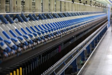 Makineler ve ekipmanlar dönen değirmende çalışıyor