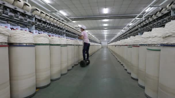 2020年4月20日 中国河北省阮南县 工人通过中国北方的一个纺纱厂踩踏平衡车 — 图库视频影像