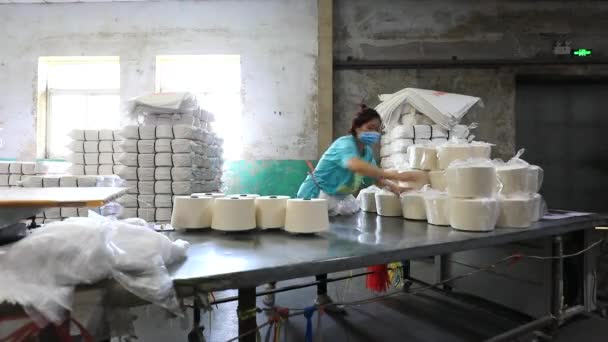 Luannan County Hebeiprovinsen Kina April 2020 Arbetare Samlar Bomullsgarn Spinnlinjen — Stockvideo