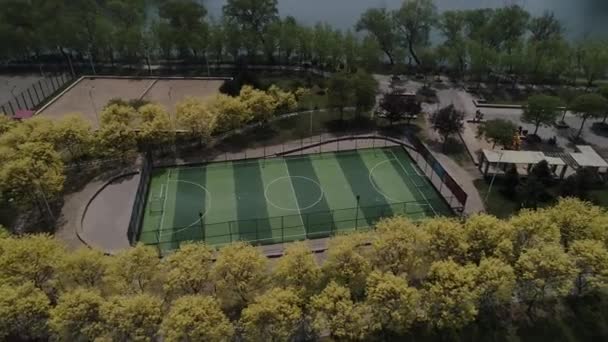 英译汉1 中国北方的一个城市公园里有足球场的风景 — 图库视频影像