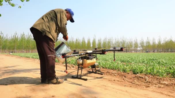 Luannan County Hebei Province Κίνα Απριλίου 2020 Αγρότες Προσθέτουν Υγρά — Αρχείο Βίντεο
