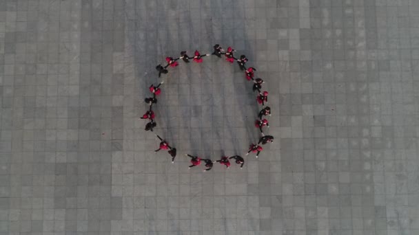 中国河北省绵乃市 2020年5月10日 女士们在广场上练习水手舞 — 图库视频影像