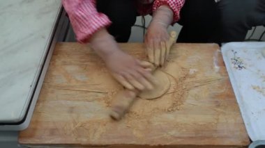 Aşçılar geleneksel Çin hamur işi moxa taneleri yapar.
