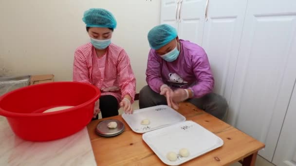 河北省 2020年5月19日 料理人は粘着麺を作る — ストック動画