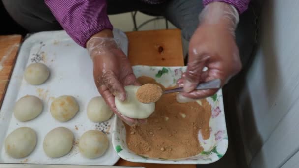 Šéfkuchaři Dělají Tradiční Čínské Pečivo Moxa Zrna — Stock video