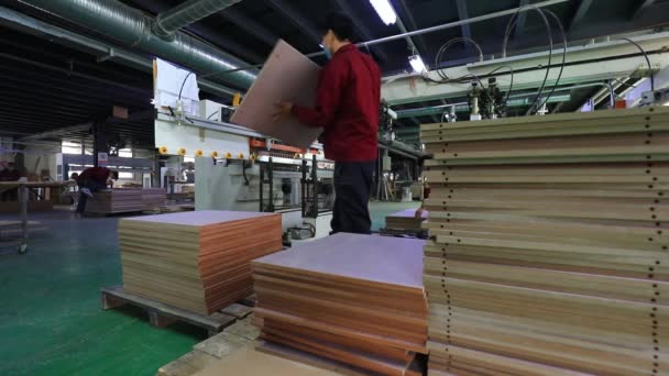 2020年5月19日 家具の生産ラインの労働者が家具工場で緊張して働く — ストック動画