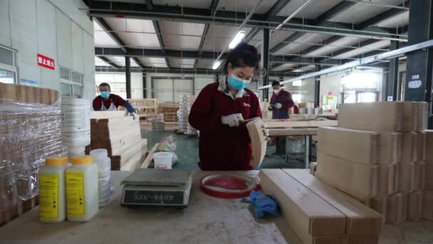 中国河北省阮南县 2020年5月19日 家具生产线上的工人在家具厂紧张地工作 — 图库视频影像
